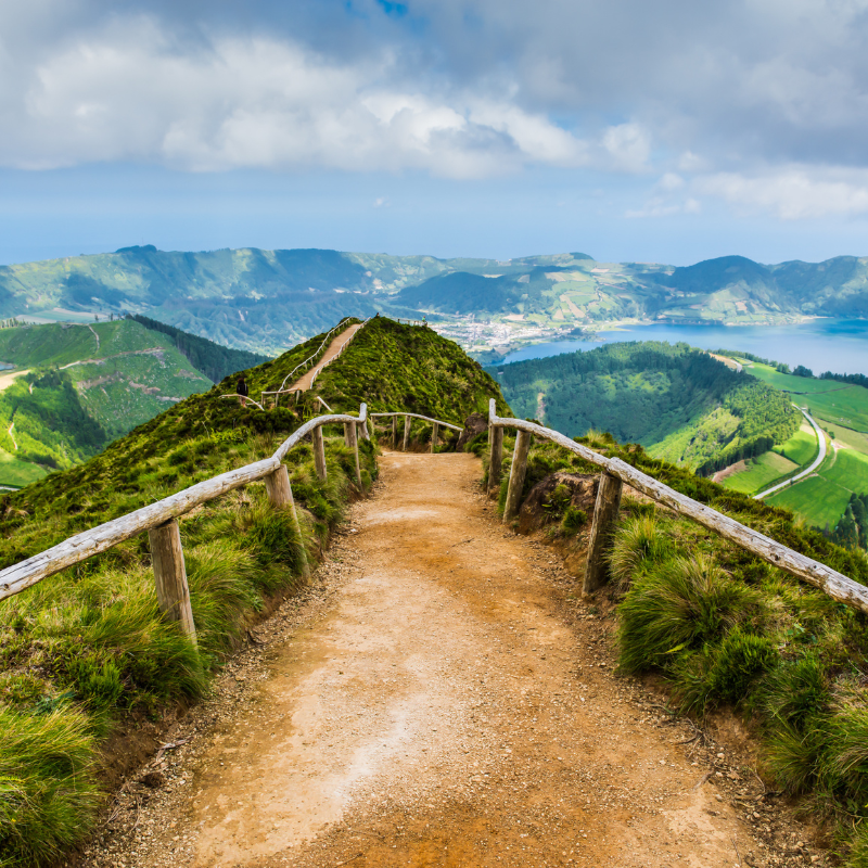 Wandelpad richting uitzicht op het meer van Sete Cidades Azoren Portugal
